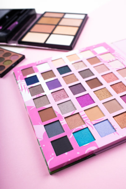 眼睛和眼睑的化妆调色板。化妆品的女孩。图片下载
