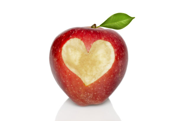 红苹果与心的象征孤立图片下载