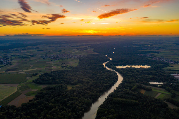 日落时河流和森林的鸟瞰图图片下载