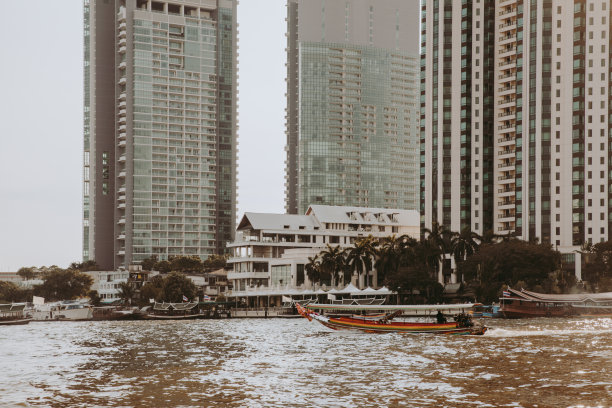 沿河俯瞰曼谷摩天大楼图片下载