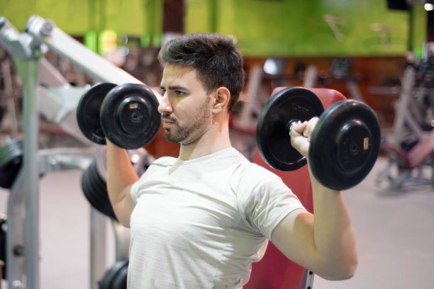 体操男子力量训练举重。高质量的照片图片下载