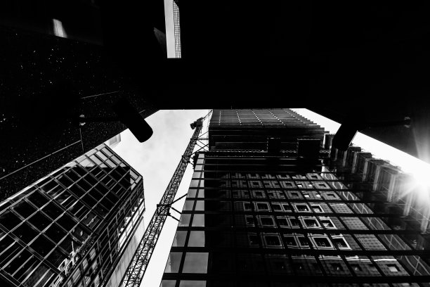 欧洲大城市中建造和生长的大型建筑和安全摄像头(法兰克福)图片下载