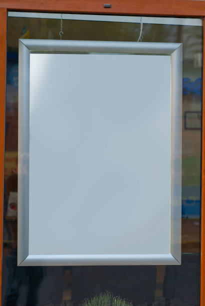 商店橱窗里的广告横幅。服装商店橱窗。指示牌在玻璃后面。复制空间和空间的文本。设计的模型。广告空白模板。图片下载