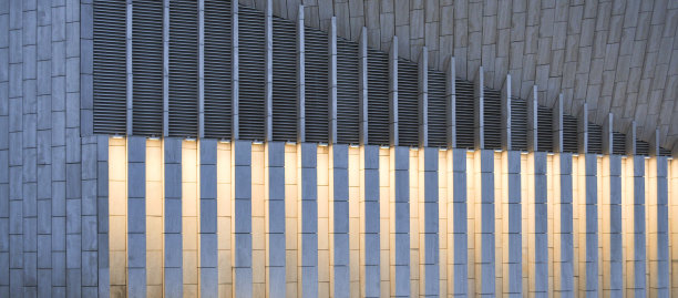 俄罗斯莫斯科的现代白石建筑。最小的组合。不同的质地和灯光。图片下载