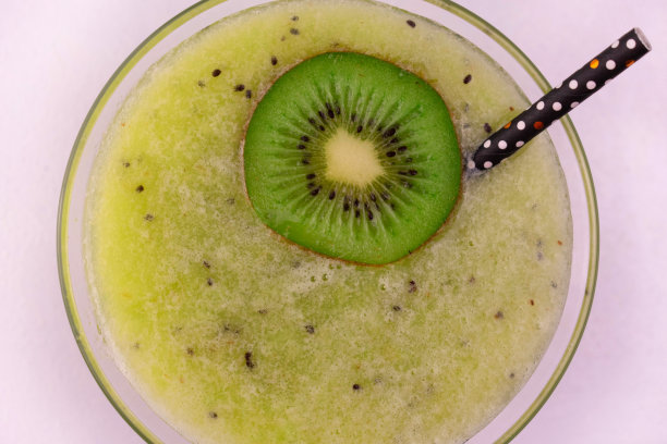 白色背景上的健康猕猴桃奶昔。从以上观点。图片下载