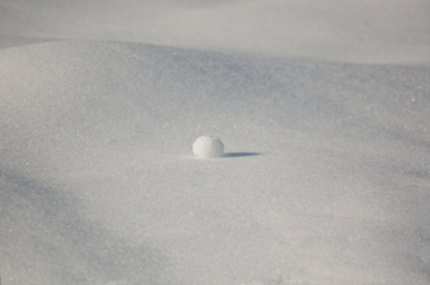 一个雪球在雪地上图片下载