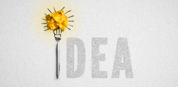 信息IDEA和皱巴巴的纸形成一个灯泡符号图片下载