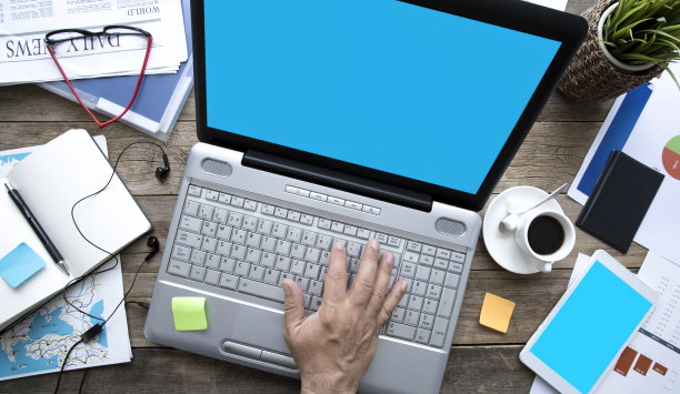 木制办公桌上放着笔记本电脑图片下载