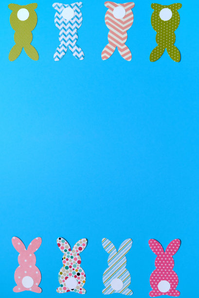 复活节兔子装饰在蓝色背景，复制空间。DIY彩色兔子节日工艺品。平躺，俯视图。复活节快乐概念图片下载