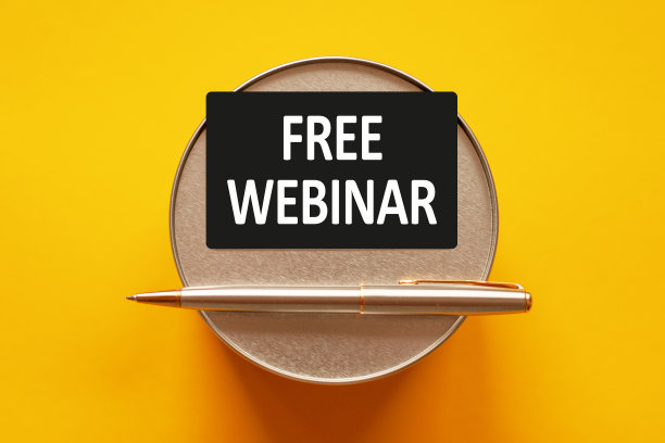 这是一次免费的网络研讨会，在黄色背景的黑色纸上，用圆形的金属支架和金属书写。商业、金融和教育理念图片下载