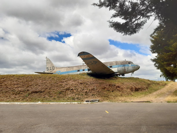 旧的废弃军用飞机危地马拉空军图片下载