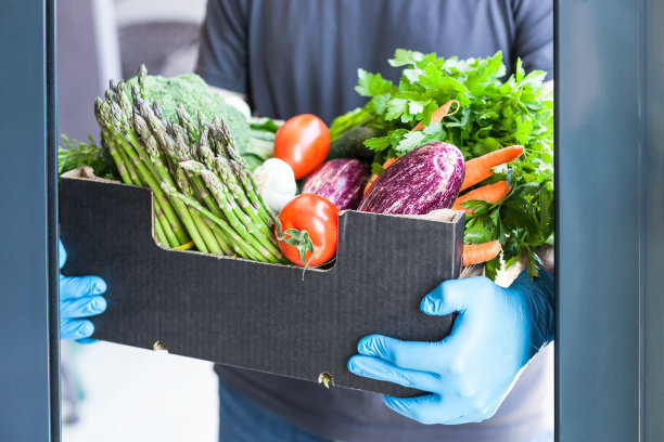 冠状病毒疫情期间的蔬菜运送图片下载