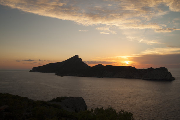 日落时美丽孤独的西班牙岛屿图片下载
