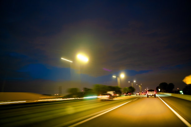 晚上在佛罗里达836号公路上开车图片下载