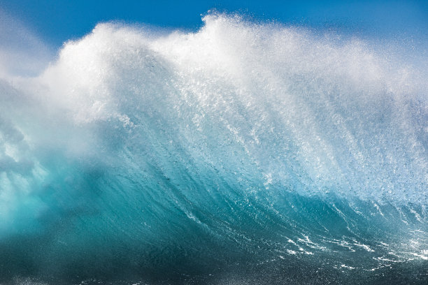 海浪在白墙中破碎和爆炸图片下载