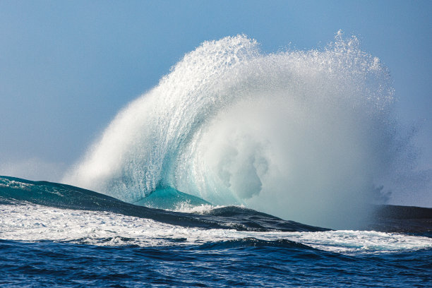 海浪在浪花中破碎和爆炸图片下载