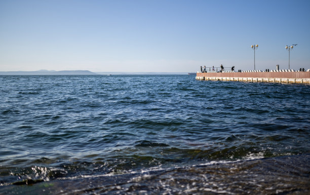 码头上的人。图片下载