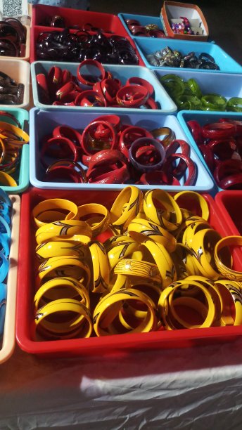 手工制作的彩色手镯，印度图片下载