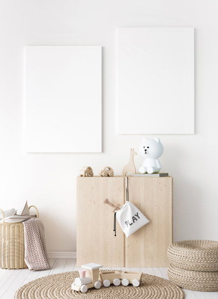 儿童房的模拟框架与天然木制家具，两个垂直框架在白色的墙壁上图片下载