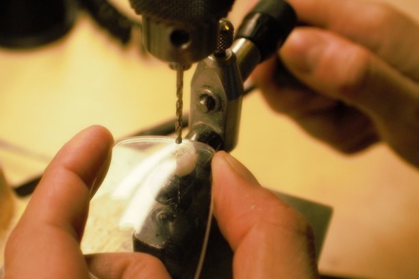 把钻头对准玻璃图片下载