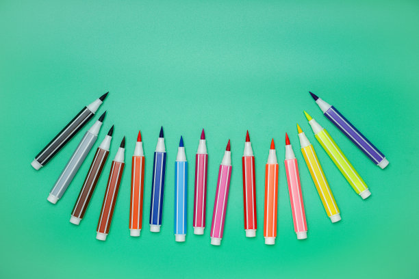 绿色背景上的神奇彩笔图片下载