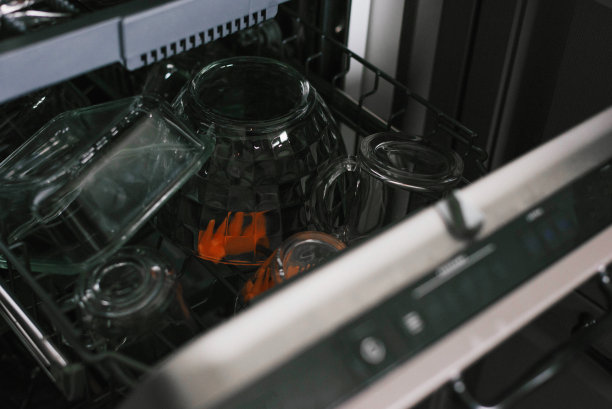 灰色厨房内嵌式洗碗机，开门。图片下载