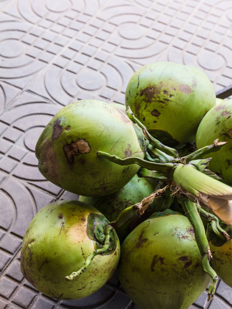 街头市场上的绿色椰子图片下载