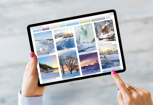 用平板电脑上网浏览美丽冬季照片的女人图片下载