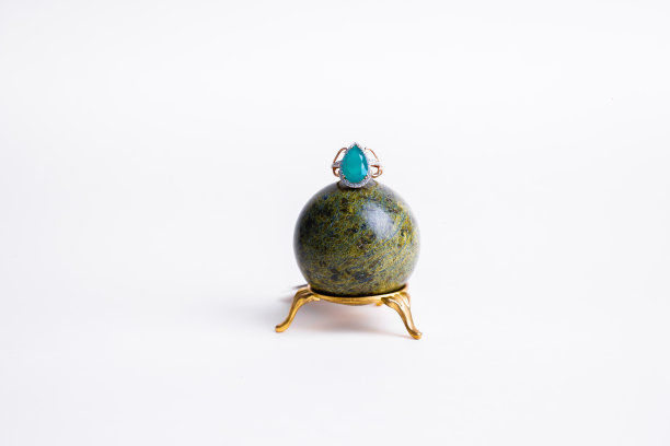 金戒指与一个大的绿色祖母绿。珠宝。图片下载