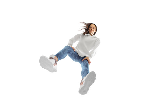 年轻时尚的女人在现代街头风格的服装孤立的白色背景，从底部拍摄图片下载