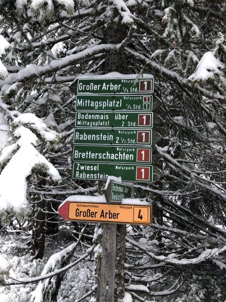 在多雪的冬天，巴伐利亚徒步旅行的标志图片下载