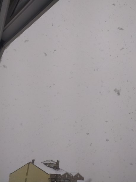 雪和它的美丽反映在我的窗户图片下载