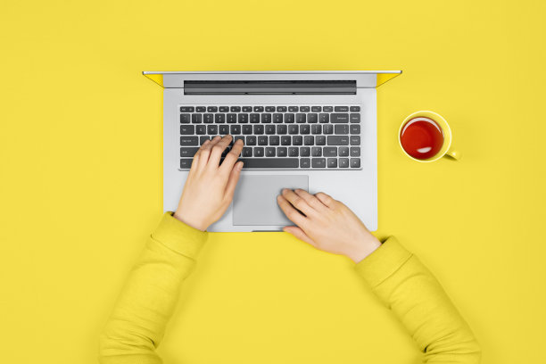 在现代空间中使用笔记本电脑工作的人。图片下载