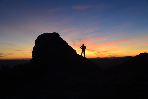在山中观赏日出图片下载