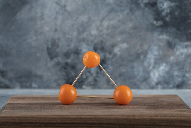 橙色的西红柿和木棍放在木板上图片下载