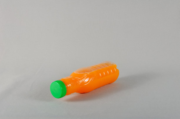 桔汁瓶在灰色孤立的背景图片下载