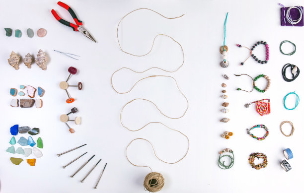 俯视图上的工匠表与工具和材料的石头珠宝生产。图片下载