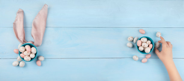 复活节横幅背景与复活节彩蛋和复活节兔子。顶部视图与复制空间。图片下载