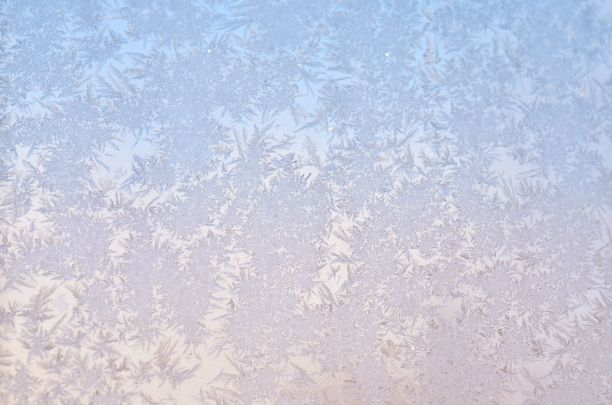 冬天的冰在玻璃上结霜图片下载