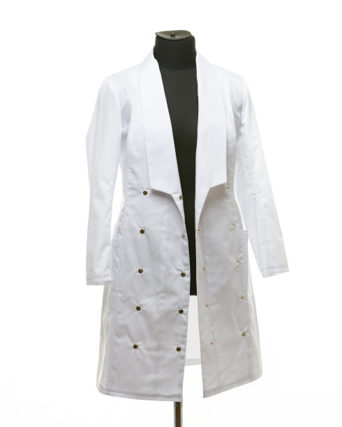 医用长袍挂在人体模型上，孤立在白色背景上图片下载