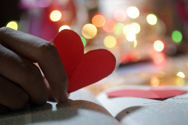 红色的心，一个爱的形状的象征在手。图片下载