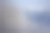 爱的心在寒冷的雾窗背景，特写图像。一扇有水滴的窗户图片下载