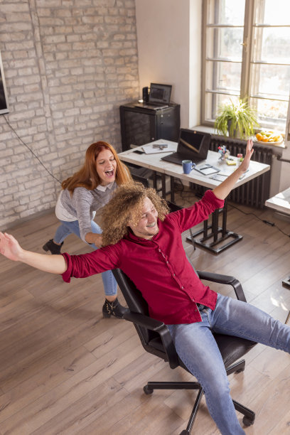 商务人士在办公室休息的时候玩得开心图片下载