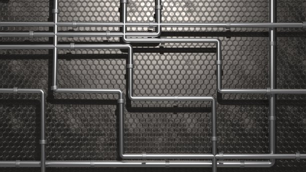 一组钢管，在有着圆形图案的铁墙的黑色背景上。金属管道。三维渲染图片下载