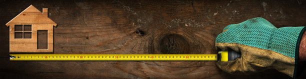 小木屋和手与黄色卷尺-建筑工业图片下载