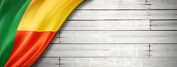 贝宁国旗上的旧白墙旗帜图片下载