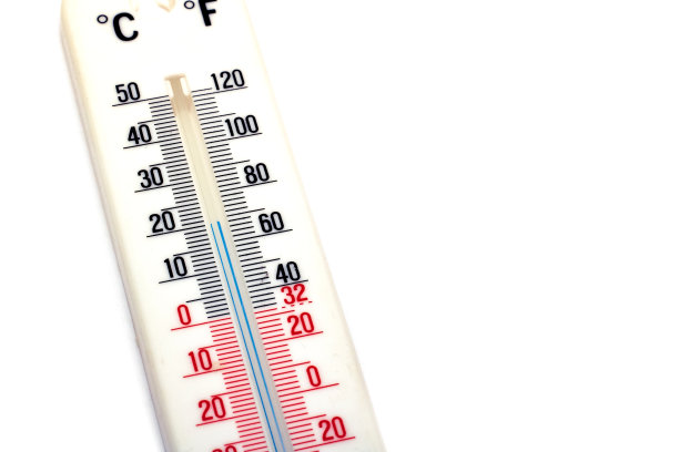 房间水银温度计上的白色背景特写图片下载