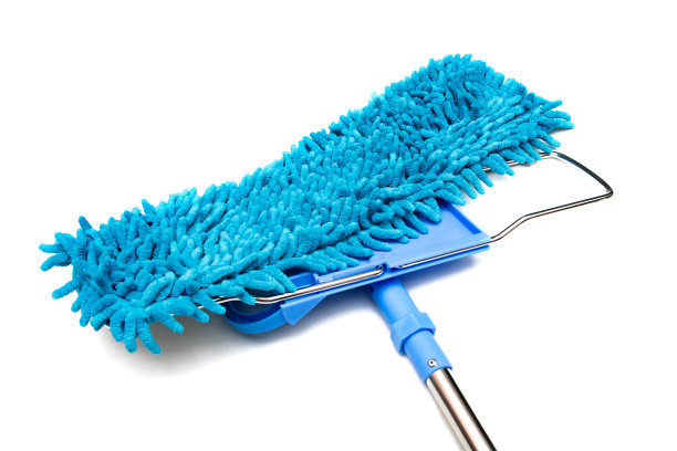 拖把和蓝色抹布特写，孤立的白色背景图片下载