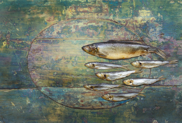 在破旧的木桌上摆放着熏鲱鱼和鲱鱼图片下载