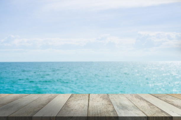 木材透视对海模糊图像背景。图片下载